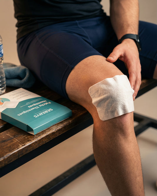Patch thermique Serenys appliqué sur le genou après sport