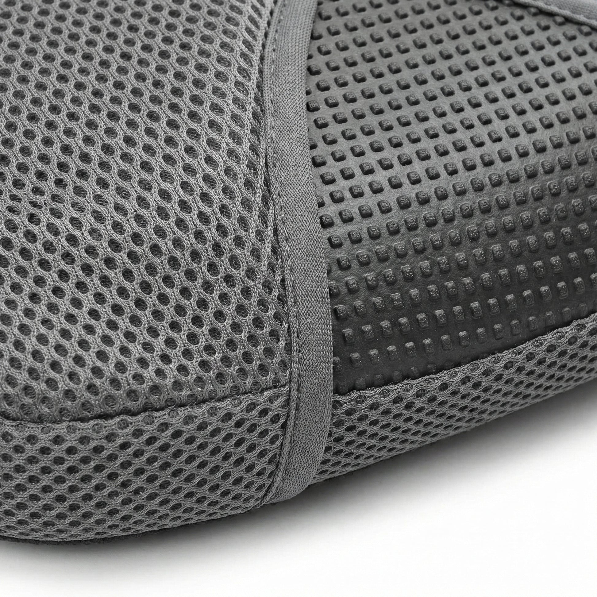 Coussin assise voiture anti-glisse — vue détail matière et texture