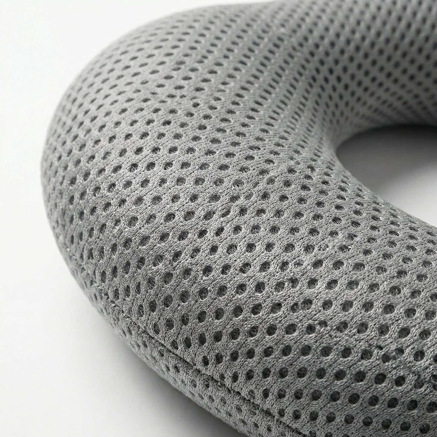 Coussin cervical bureau respirant — vue détail matière et texture