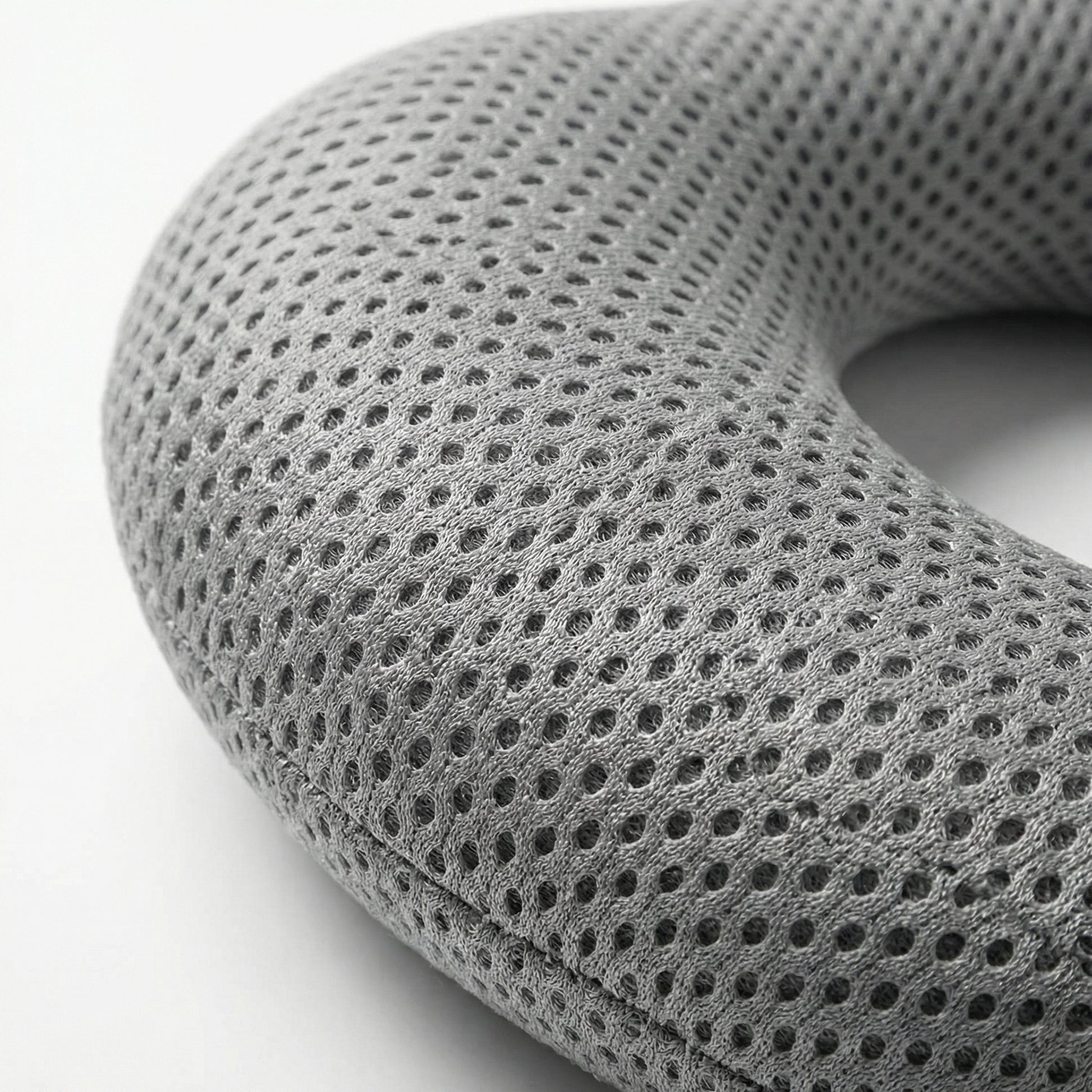 Coussin cervical bureau respirant — vue détail matière et texture