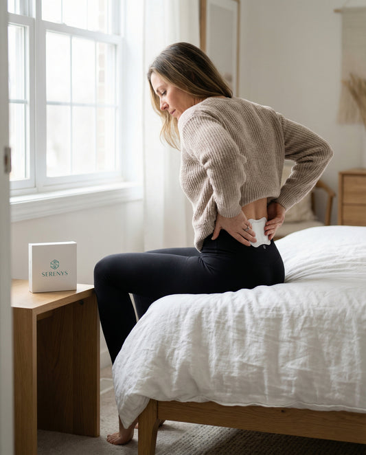 Femme appliquant un patch thermique Serenys sur ses lombaires